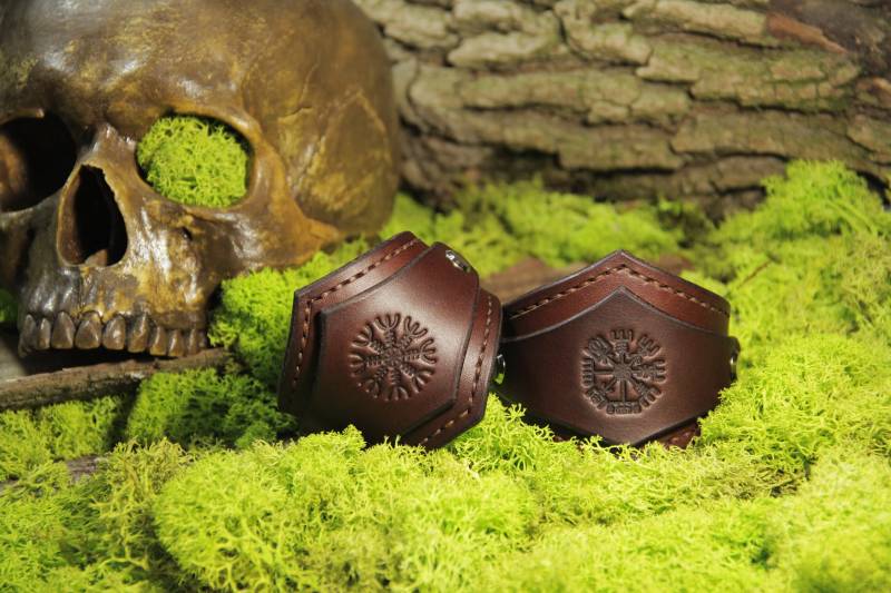Wikinger-Armband Aus Leder | Mit Aegishjalmur Und Vegvisir von ZxBx