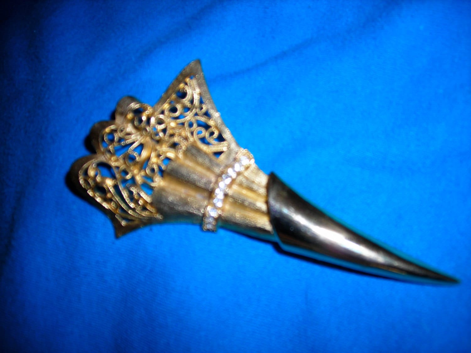 1988 Signiert Jj Goldfarbene Anstecknadel 1988 Signiert Jj Goldfarbene Anstecknadel von ZydecoBeads
