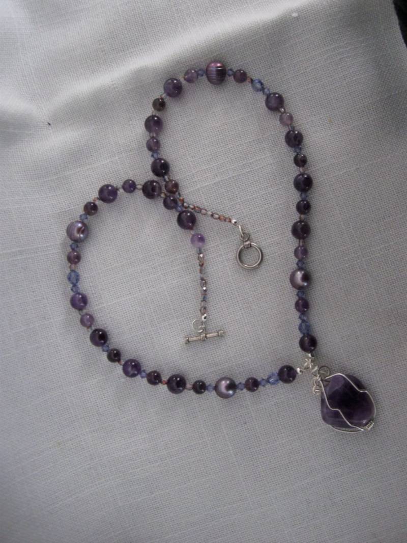 Halskette Aus Amethystperlen, Süßwasserperlen, Kristallen Und Einem Drahtumwickelten Amethyst Anhänger Halskette Aus Amethystperlen, Süßwasserperlen, Kristallen Und Einem Drahtumwickelten Amethyst Anhänger von ZydecoBeads