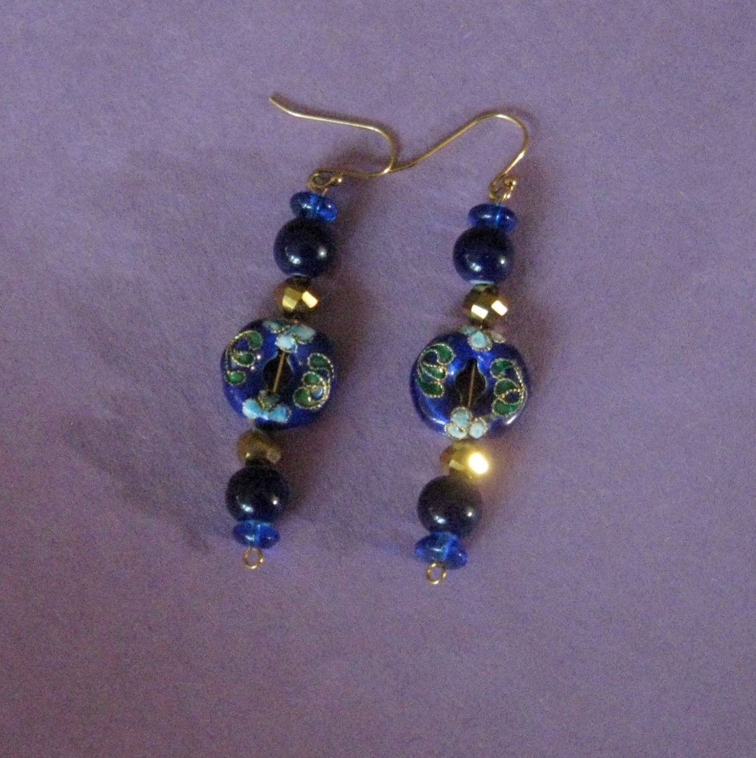Handgemachte Cloisonne, Glas Und Vergoldete Ohrringe Handgemachte Cloisonne, Glas Und Vergoldete Ohrringe von ZydecoBeads