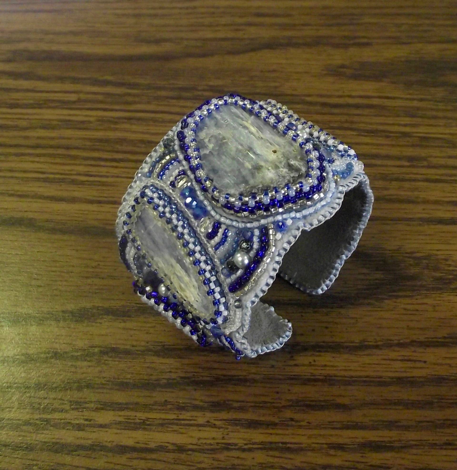 Kyanite Perlen Besticktes Armband Kyanite Perlen Besticktes Armband von ZydecoBeads