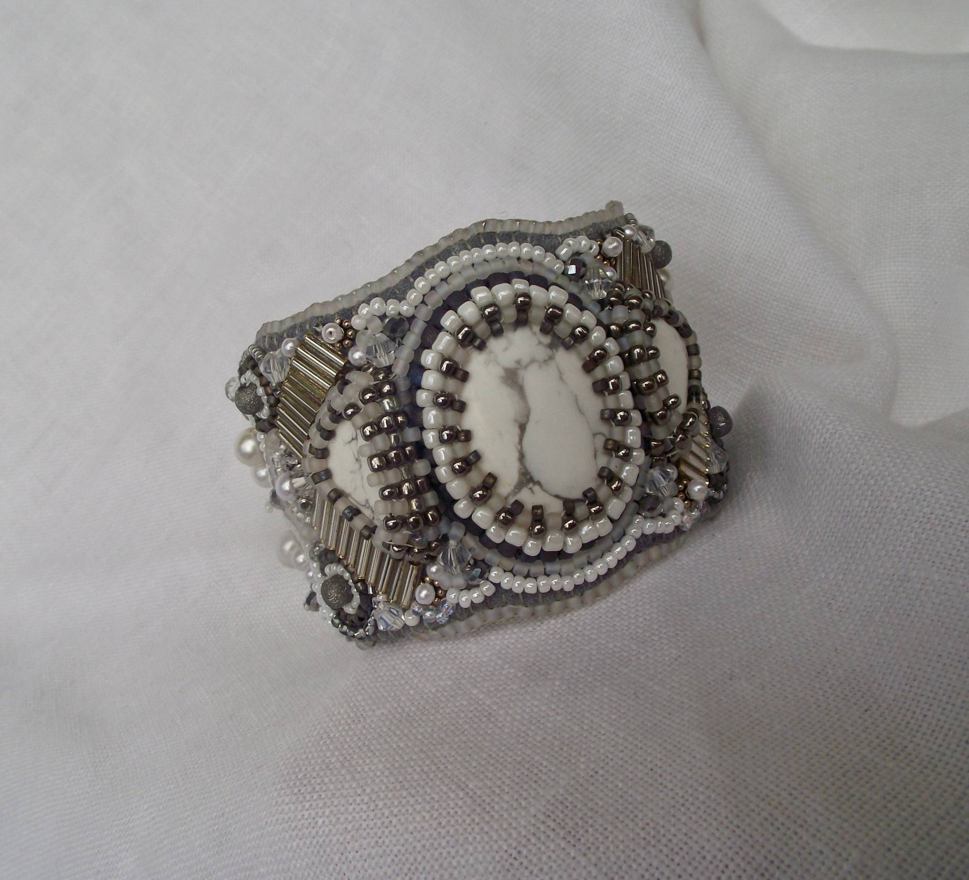 Perle Bestickt Grau, Silber Und Weiß Manschette Armband Perle Bestickt Grau, Silber Und Weiß Manschette Armband von ZydecoBeads
