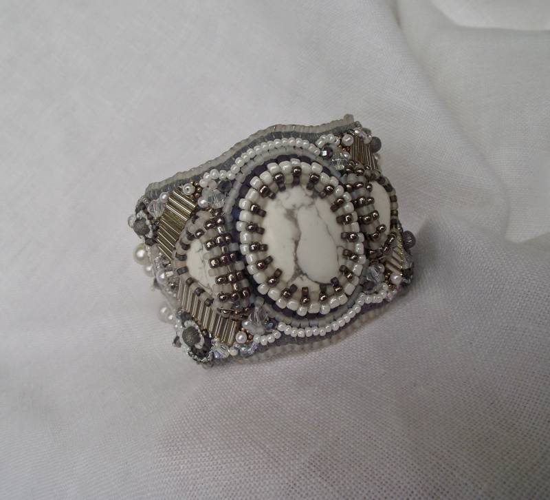 Perle Bestickt Grau, Silber Und Weiß Manschette Armband Perle Bestickt Grau, Silber Und Weiß Manschette Armband von ZydecoBeads