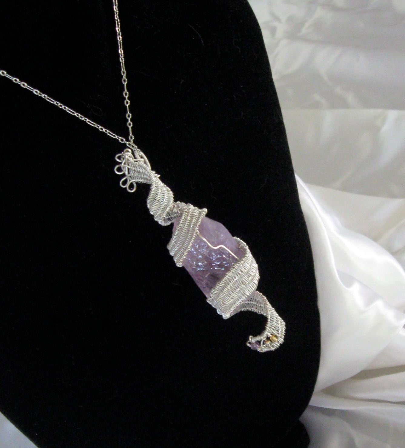 Roher Amethyst Versilberter Gewebter Draht Gewickelter Anhänger Roher Amethyst Versilberter Gewebter Draht Gewickelter Anhänger von ZydecoBeads