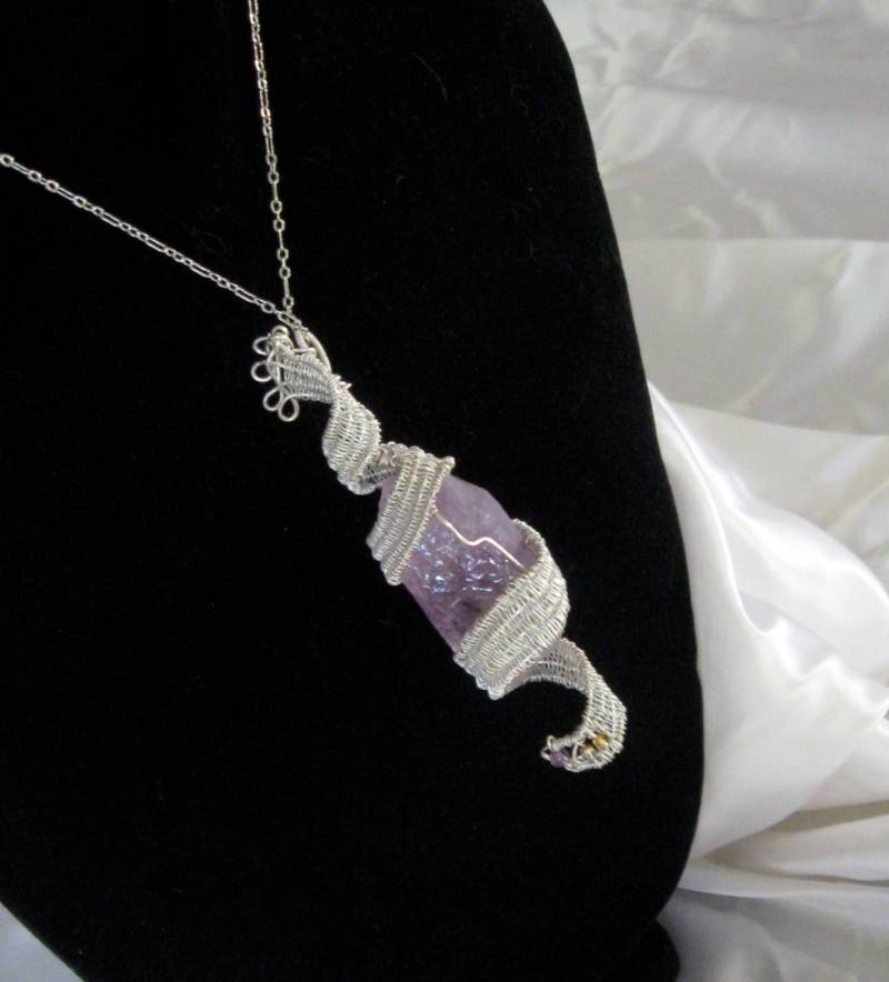 Roher Amethyst Versilberter Gewebter Draht Gewickelter Anhänger Roher Amethyst Versilberter Gewebter Draht Gewickelter Anhänger von ZydecoBeads