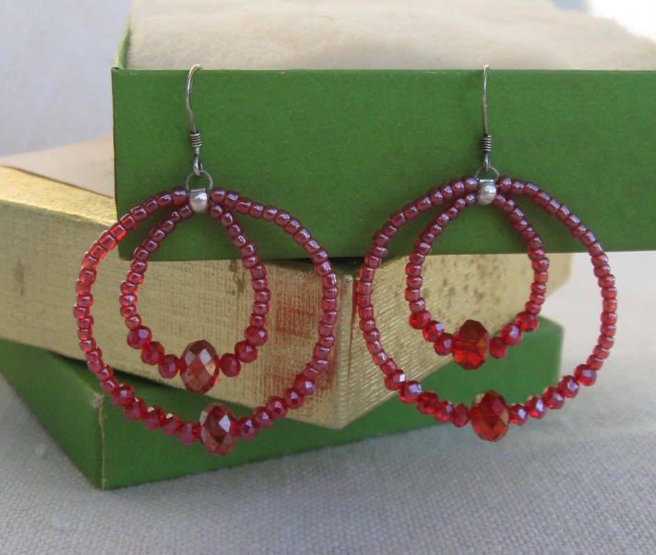 Schillernde Himbeere Crystal Doppel Hoop Ohrringe Schillernde Himbeere Crystal Doppel Hoop Ohrringe von ZydecoBeads