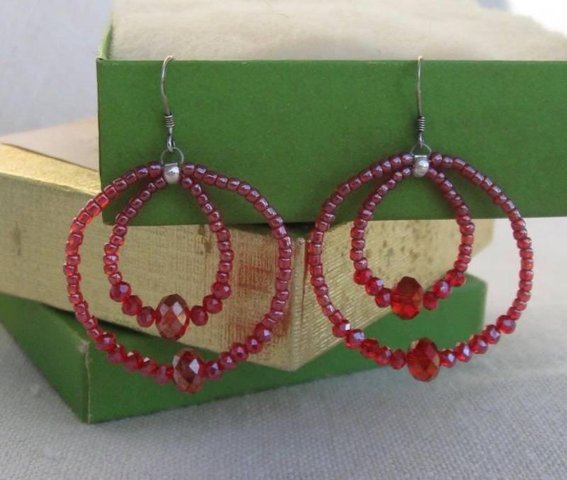 Schillernde Himbeere Crystal Doppel Hoop Ohrringe Schillernde Himbeere Crystal Doppel Hoop Ohrringe von ZydecoBeads