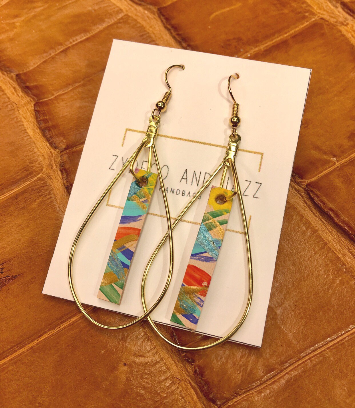 Mardi Gras Ohrringe, Zubehör, Leder Baumeln, Aussage Gold Handbemalte Ohrringe Mardi Gras Ohrringe, Zubehör, Leder Baumeln, Aussage Gold Handbemalte Ohrringe von ZydecoandJazz