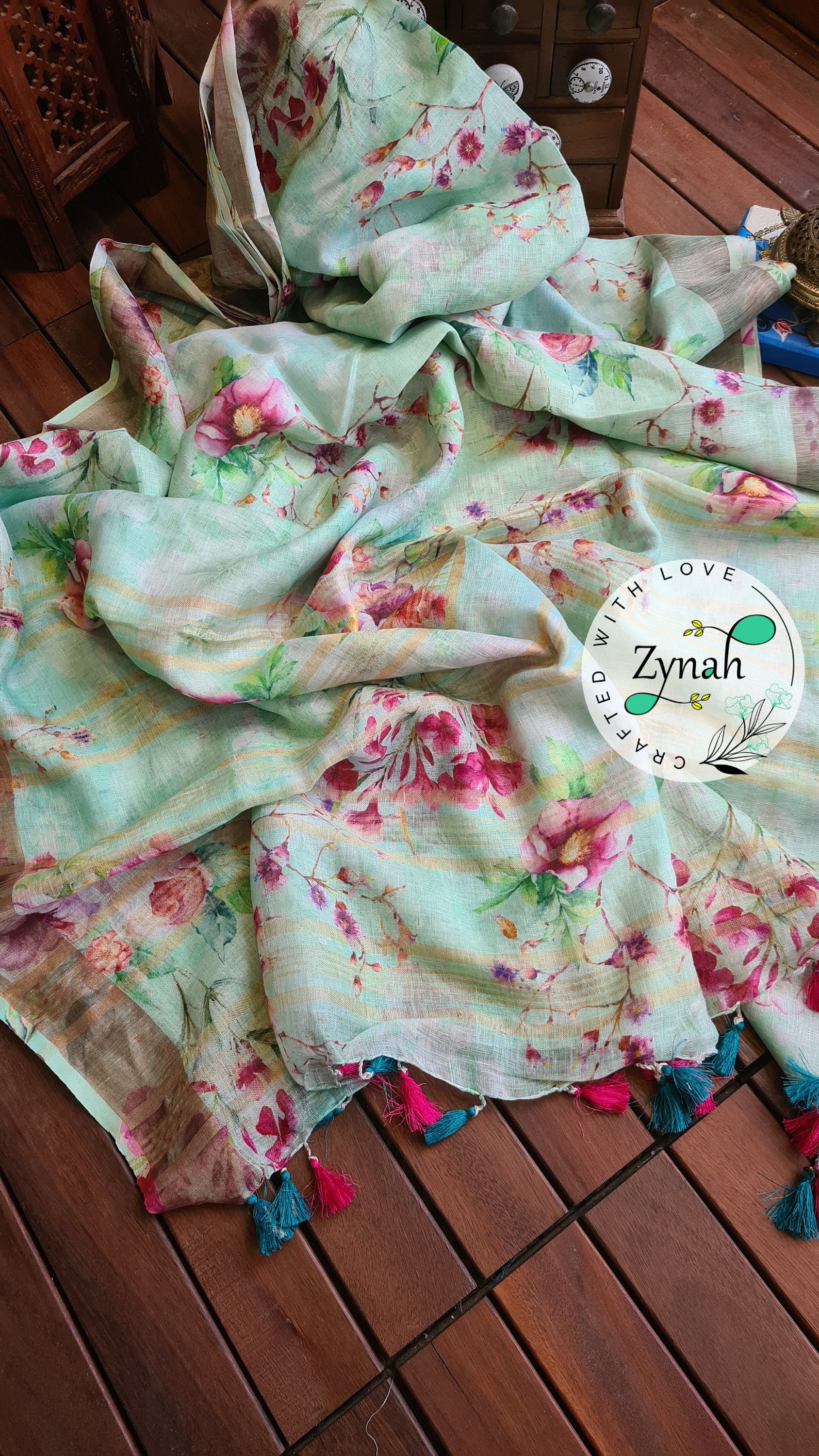 Bio-Sari Aus Reinem Leinen Mit Blumendruck; Individuell Genähte/Vorgefertigte Bluse, Zeitlose Saris Für Frauen Von Zynah Bio-Sari Aus Reinem Leinen Mit Blumendruck; Individuell Genähte/Vorgefertigte Bluse, Zeitlose Saris Für Frauen Von Zynah von ZynahDesigns