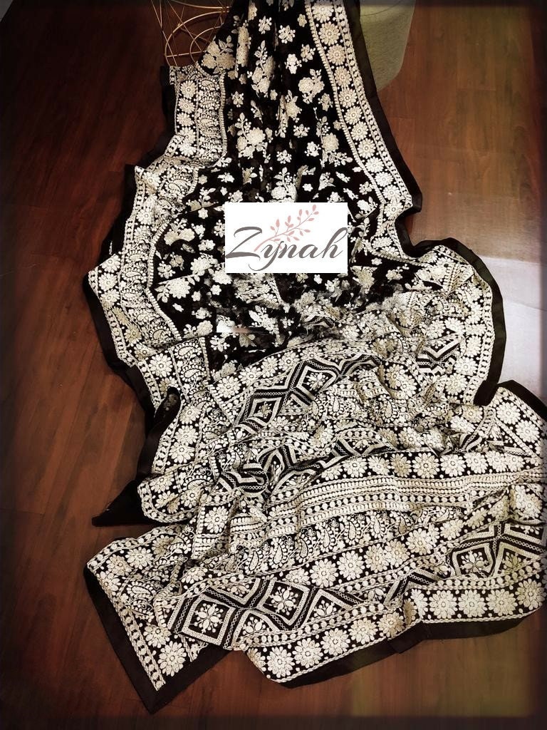 Zynah Pure Georgette Chikankari Saree Mit Verschlungenem Blumenstrauß; Genähte Fertigbluse, Herbst, Petticoat, Erhältlich in Den Usa Und Weltweit von ZynahDesigns