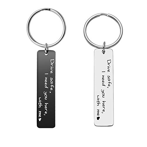 Zysta 2 Stück Pärchen Schlüsselanhänger Fahr Vorsichtig Schlüsselanhänger mit Gravur Drive safe, I need you here, with me Paar Keychain für Valentistag Geschenk von Zysta