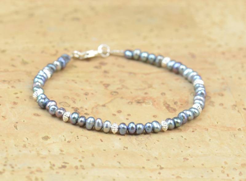 Armband Mit Grauen Perlen Und Sterling Silber Perlen von Zzaval