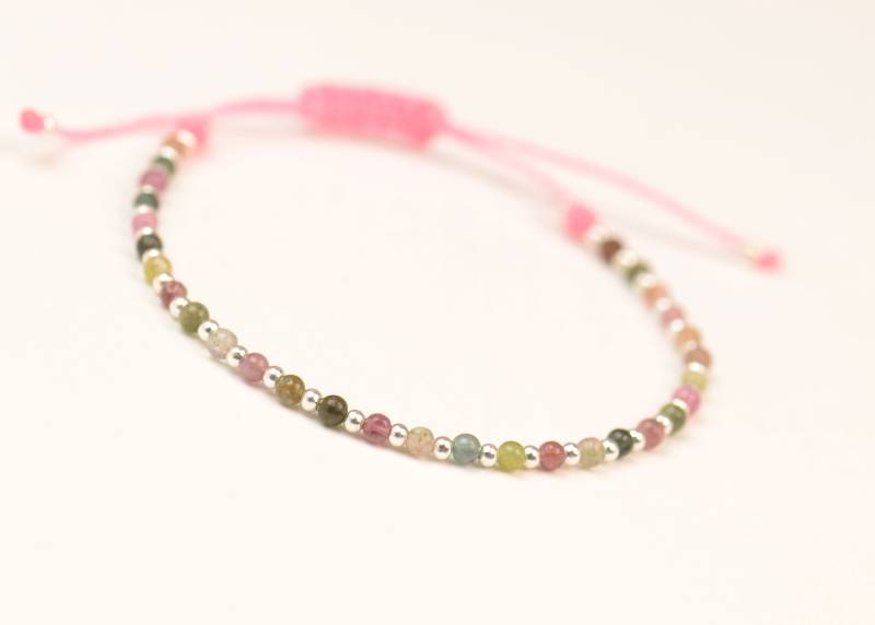 Armband Mit Winzigen Turmalinperlen Und Sterlingsilberperlen Armband Mit Winzigen Turmalinperlen Und Sterlingsilberperlen von Zzaval