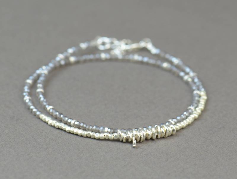 Doppelstrang Armband Aus Labradorit Perlen Und Sterling Silber Doppelstrang Armband Aus Labradorit Perlen Und Sterling Silber von Zzaval