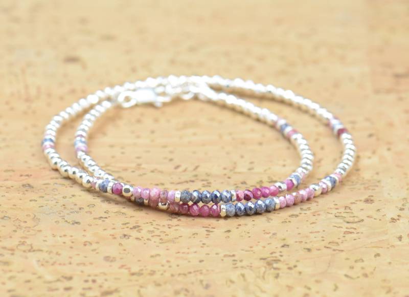 Doppelstrang Armband Aus Saphir Und Rubin Mit Sterling Silber Perlen Doppelstrang Armband Aus Saphir Und Rubin Mit Sterling Silber Perlen von Zzaval