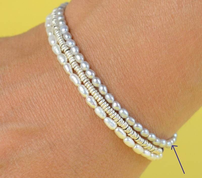 Winziges Graues Perlenarmband. Reis Form Winziges Graues Perlenarmband. Reis Form von Zzaval