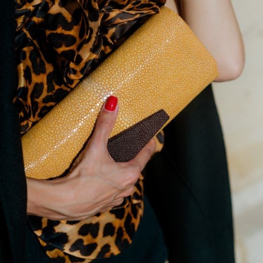 Clutchbag New York mit Knopf aus Rochenleder von a cuckoo moment...