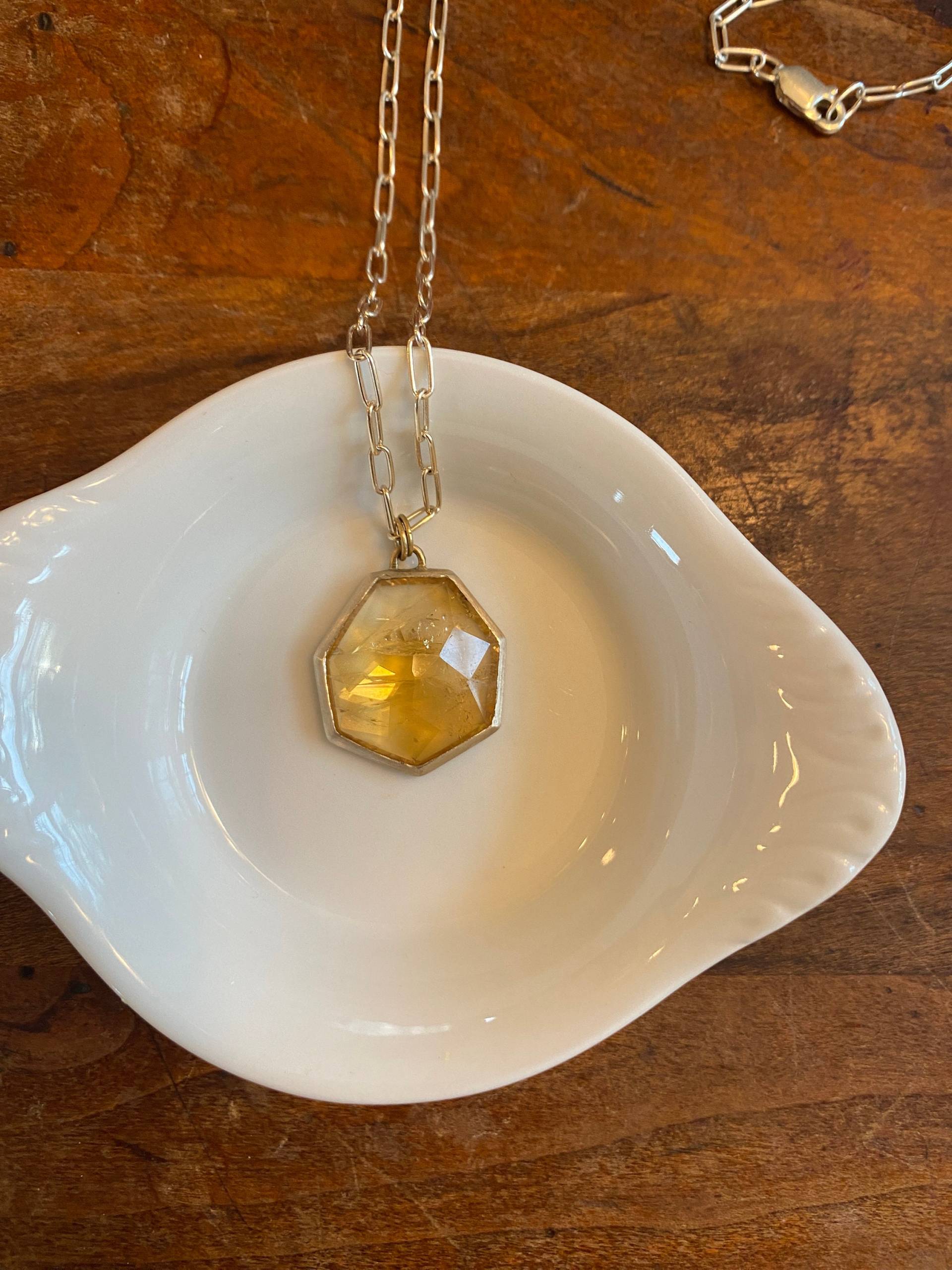 Handgefertigte Citrin November Birthstone Anhänger Lünette - Seven Sided Rose Cut Gold Und Silber von a1000kisses