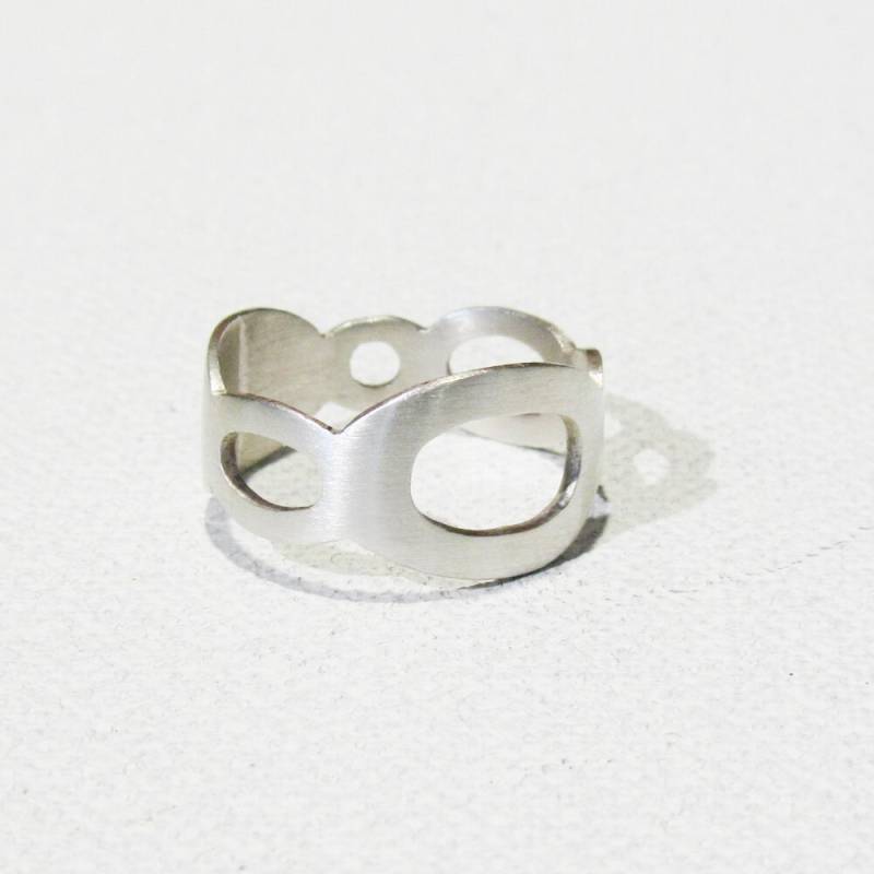 Handgeschnittener Ring Aus Sterlingsilber Mit Kreisen Handgeschnittener Ring Aus Sterlingsilber Mit Kreisen von a1000kisses