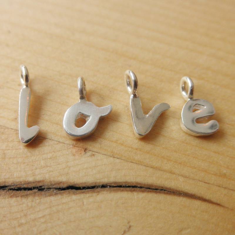 Personalisierter Schmuck - Monogramm Buchstabe Anfangshalskette Aus Sterlingsilber Schrift 1000 Kisses Personalisierter Schmuck - Monogramm Buchstabe Anfangshalskette Aus Sterlingsilber Schrift 1000 Kisses von a1000kisses