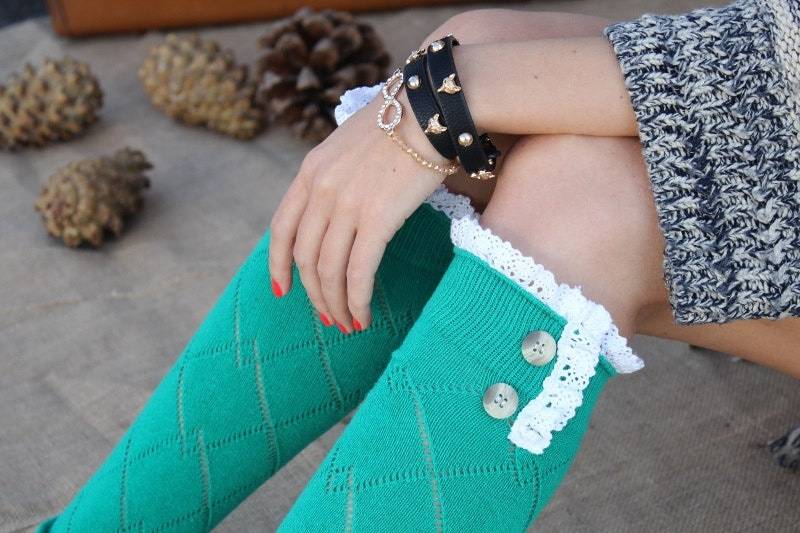 Damen Gestrickte Stiefelsocken Mit Venedig-Spitze Und Knöpfen Nette Warme Grüne Farbe von aCutee