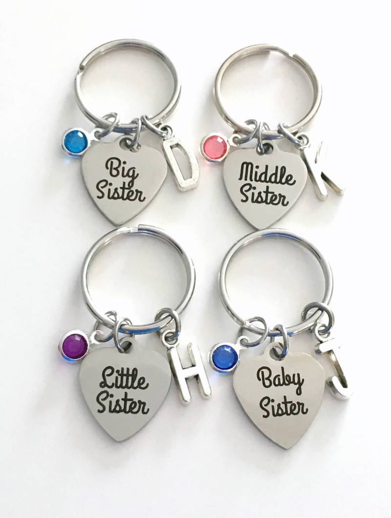 Baby, Große, Mittlere Oder Kleine Schwester Schlüsselbund 1 2 3 4 Set Geschenk Für Schlüsselanhänger Geburtsstein Initial Benutzerdefinierte Baby, Große, Mittlere Oder Kleine Schwester Schlüsselbund 1 2 3 4 Set Geschenk Für Schlüsselanhänger Geburtsstein Initial Benutzerdefinierte von aJoyfulSurprise