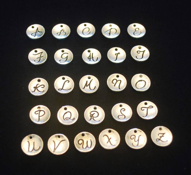 Brief Charme, Silber Anfang Runde Kreisförmige Scheibe 10 Mm, Antikes Personalisiertes Monogramm Geschenk, Zierliche Schrift Skizze, Minimalistisch Brief Charme, Silber Anfang Runde Kreisförmige Scheibe 10 Mm, Antikes Personalisiertes Monogramm Geschenk, Zierliche Schrift Skizze, Minimalistisch von aJoyfulSurprise