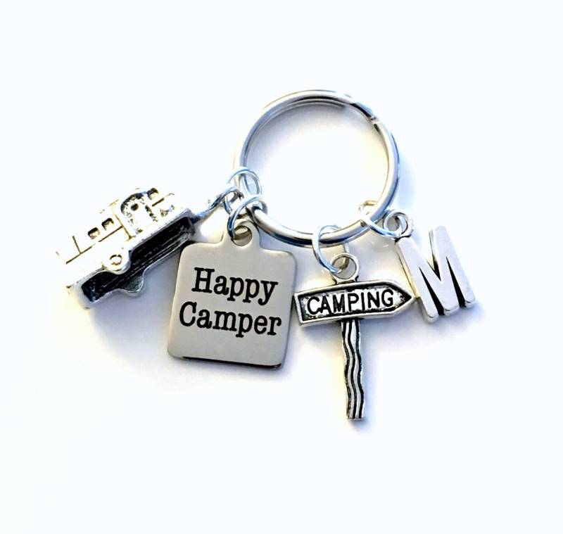 Camping Schlüsselanhänger, Happy Camper Geschenk Für Freund, Rv Anhänger Geschenk, Abgesteckt Zeichen Pfeil Charm Camping Schlüsselanhänger, Happy Camper Geschenk Für Freund, Rv Anhänger Geschenk, Abgesteckt Zeichen Pfeil Charm von aJoyfulSurprise
