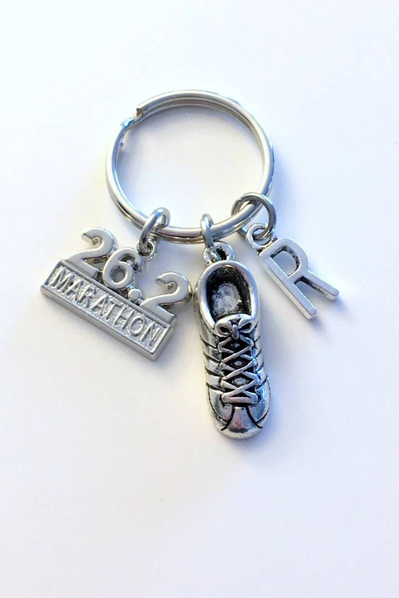 Erster Marathon Schlüsselanhänger, 26.2 Oder 13.1 Charm, Geschenk Für Halbmarathon Läufer 1st Time Run Schlüsselanhänger Schmuck Silber Sneaker von aJoyfulSurprise