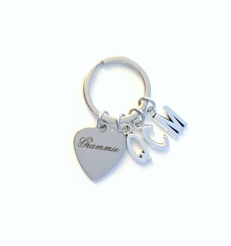 Grammie Schlüsselanhänger, Geschenk Für Großmutter Oma Geschenk, Grammy, Nana, Oma, Nanna, Mimi, Meme, Mehrere Initialen 2 3 4 5 6 7 von aJoyfulSurprise