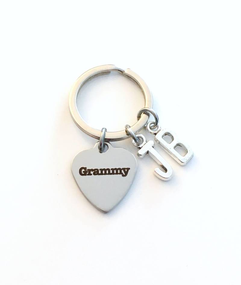 Grammy Geschenk Schlüsselanhänger, Mehrere Initialen/Buchstaben, Für Großmutter Oma Geschenk, Grammie, Nana, Mimi, 2 3 4 5 6 7 8 von aJoyfulSurprise