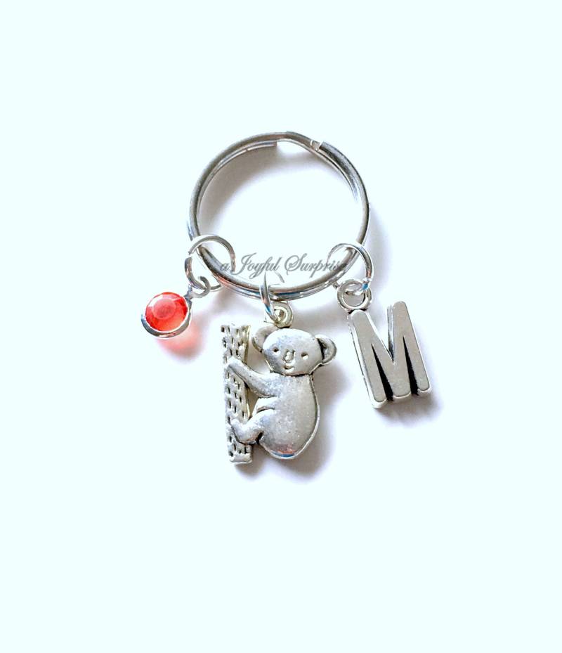 Koala Geschenk Schlüsselanhänger, Bär Tier Schlüsselanhänger Klettern Kuala Schmuck Personalisierte Initial Birthstone Geburtstagsgeschenk von aJoyfulSurprise