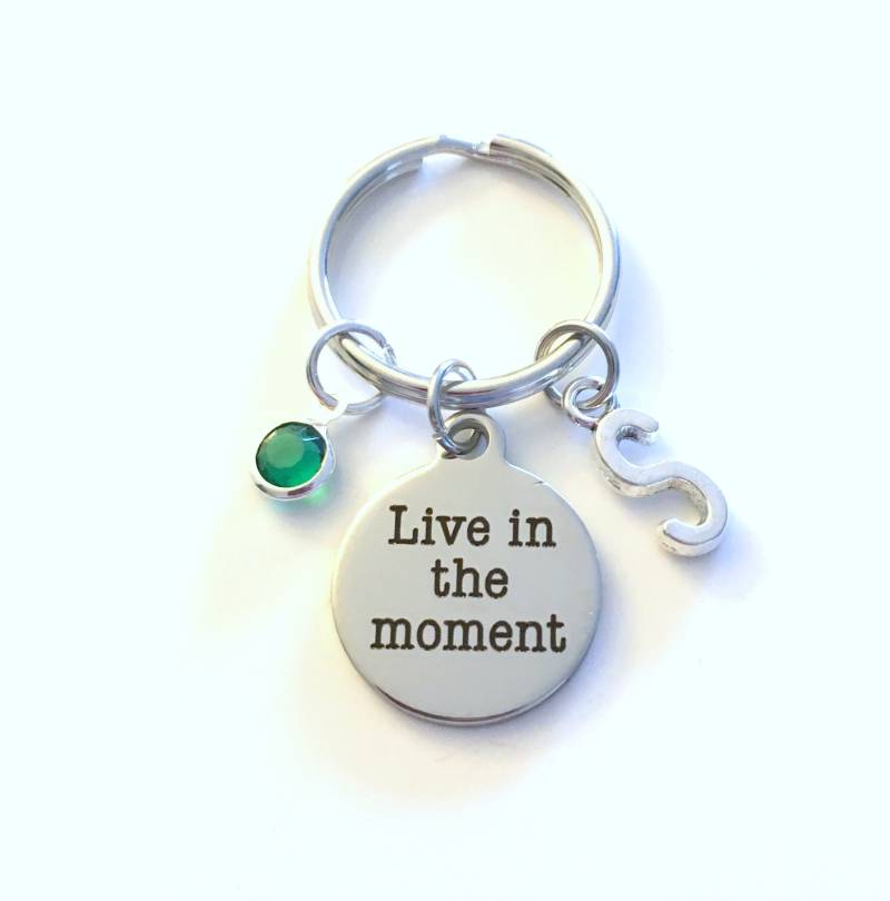 Lebe in Dem Moment Keychain Inspirational Keyring Mediation Schlüsselanhänger Initial Birthstone Geburtstagsgeschenk Weihnachtsgeschenk Geldbeutel von aJoyfulSurprise