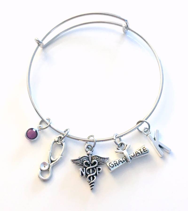 Nurse Pracktioner Abschlussgeschenk Armband, Np Schmuck, Pflege Charm Armreif, Graduate Geschenk, Graduierte Geschenk Für Tochter, Nichte Nurse Pracktioner Abschlussgeschenk Armband, Np Schmuck, Pflege Charm Armreif, Graduate Geschenk, Graduierte Geschenk Für Tochter, Nichte von aJoyfulSurprise