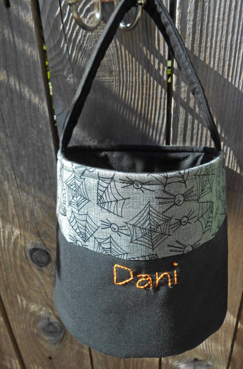 Handgemachte Halloween Trick Or Treat Tasche, Gestickte Spiderweb Candy Tote von aLittleFrayed