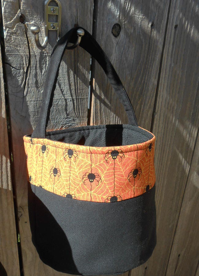 Halloween Tasche in In Orange Spinne/Süßes Oder Saures Canvas Candy Tote Kann Personalisiert Werden von aLittleFrayed