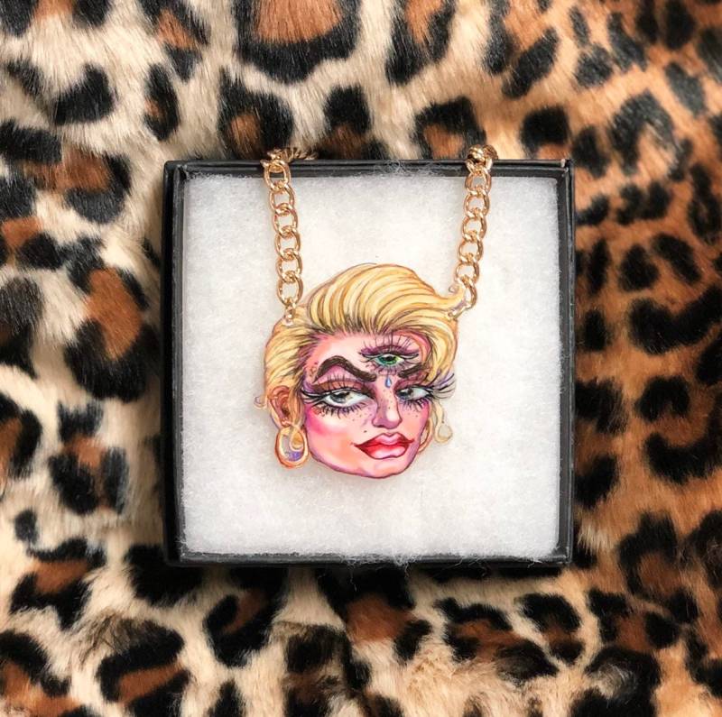 Personalisierte Portrait-Karikatur-Halskette Personalisierte Portrait-Karikatur-Halskette von aMericancHeeze13