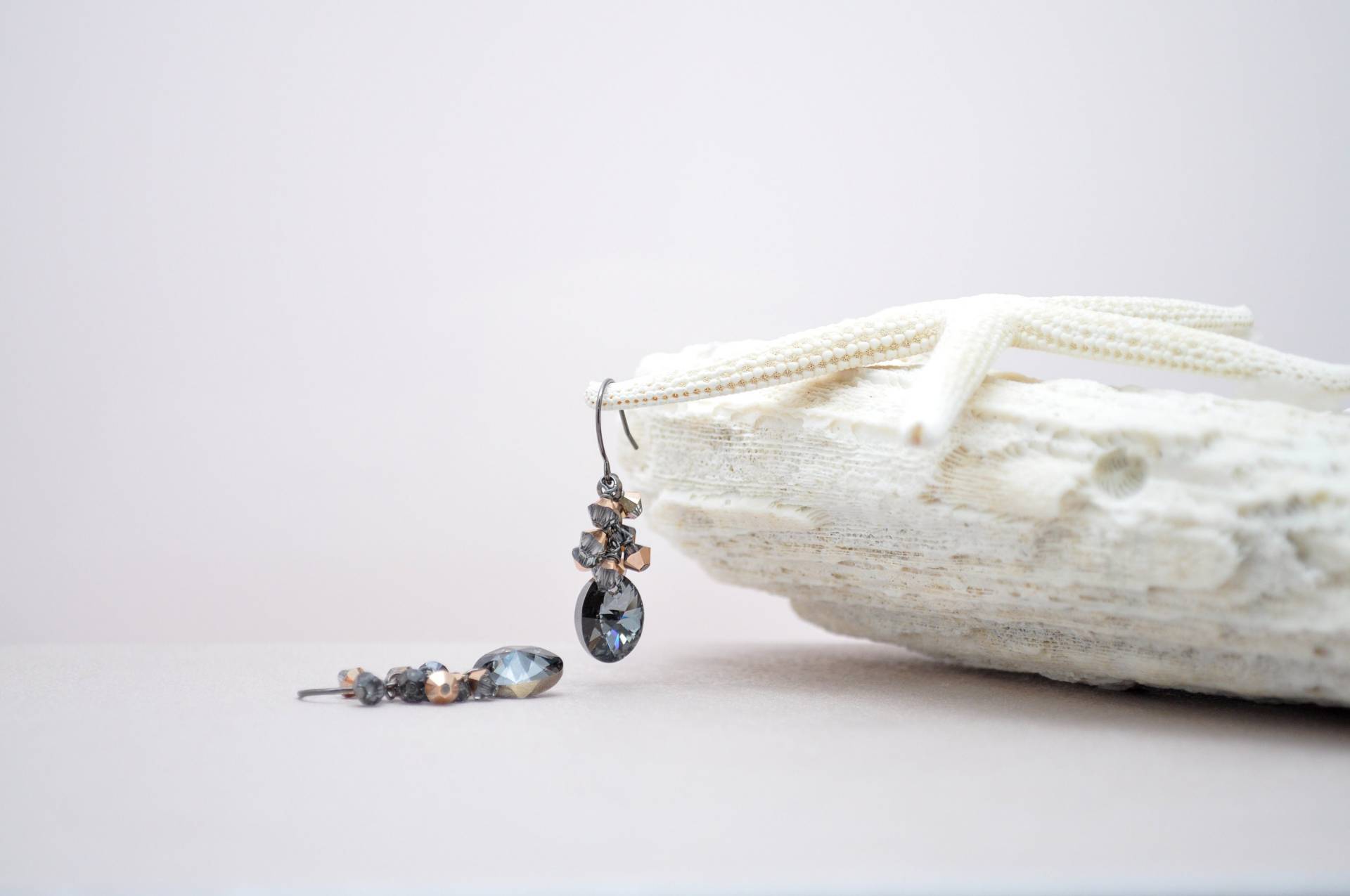 Dunkelsilber Schwarz Nachtschwarz Kristall Tropfen Ohrring Kleine Zierliche Leichte Schmuck Ausgefallen Elegant Party Statement Glänzend Glasiert von aNellaDesigns