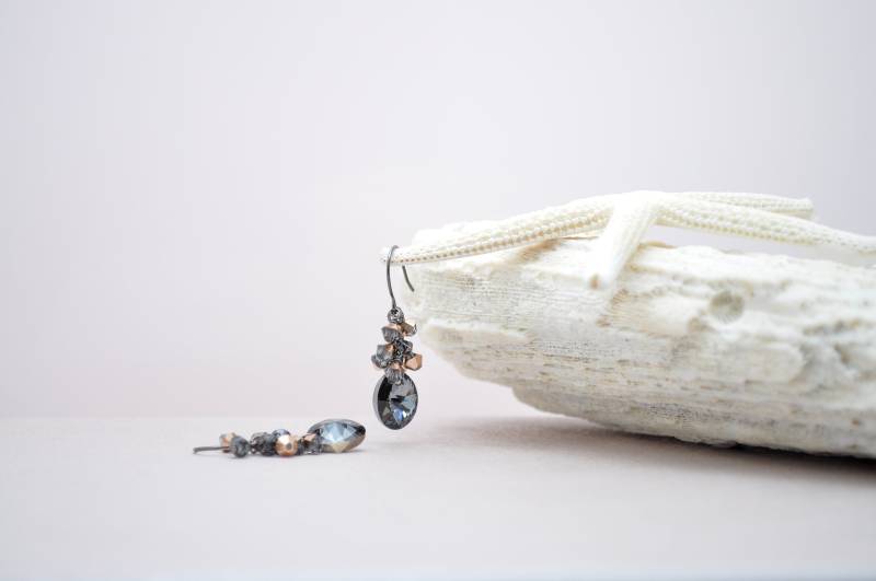 Dunkelsilber Schwarz Nachtschwarz Kristall Tropfen Ohrring Kleine Zierliche Leichte Schmuck Ausgefallen Elegant Party Statement Glänzend Glasiert von aNellaDesigns