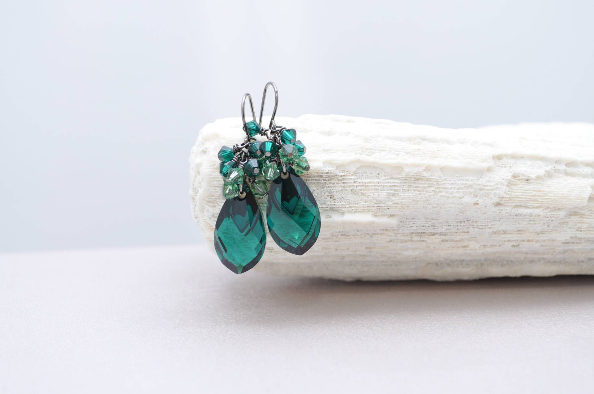 Smaragdgrüne Tropfenförmige Kristallohrringe | Statement Ohrringe |Dangle Drop Zirkon Schmuck Mai Geburtsstein Farbe Anella Designs von aNellaDesigns