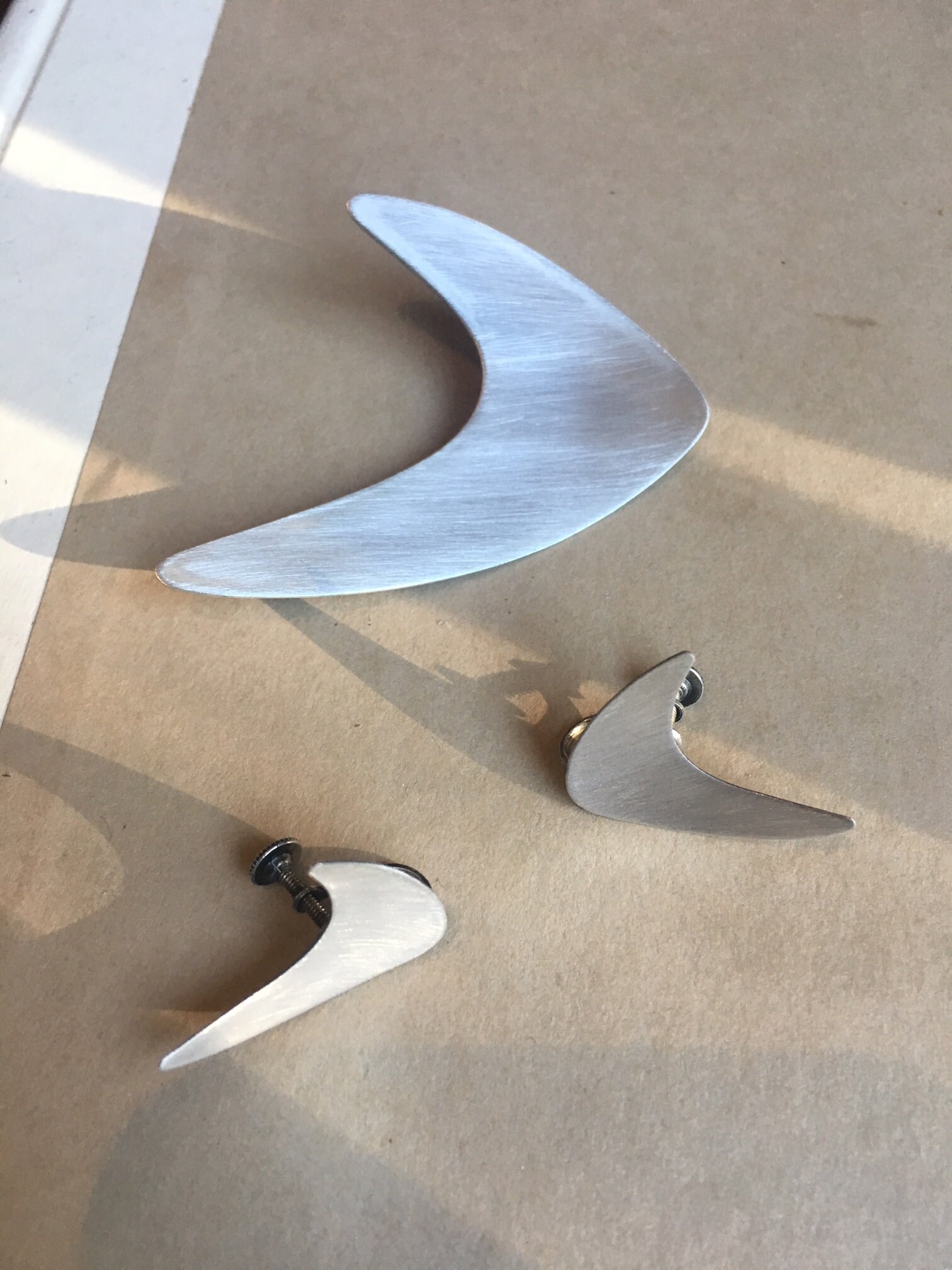 Set Aus Ohrringen Und Anstecknadeln Sterlingsilber Der Mitte Des Jahrhunderts von aSOULCASEco