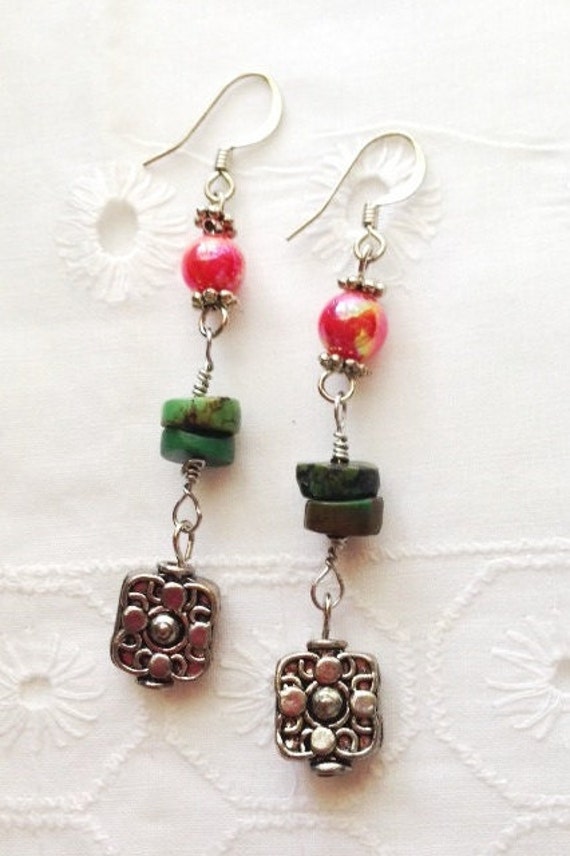 Boho Ohrringe in Pink Und Türkis Mit Silbernen Akzenten Sterling Silber Ohrhaken Boho Ohrringe in Pink Und Türkis Mit Silbernen Akzenten Sterling Silber Ohrhaken von aSipOfAbsinthe