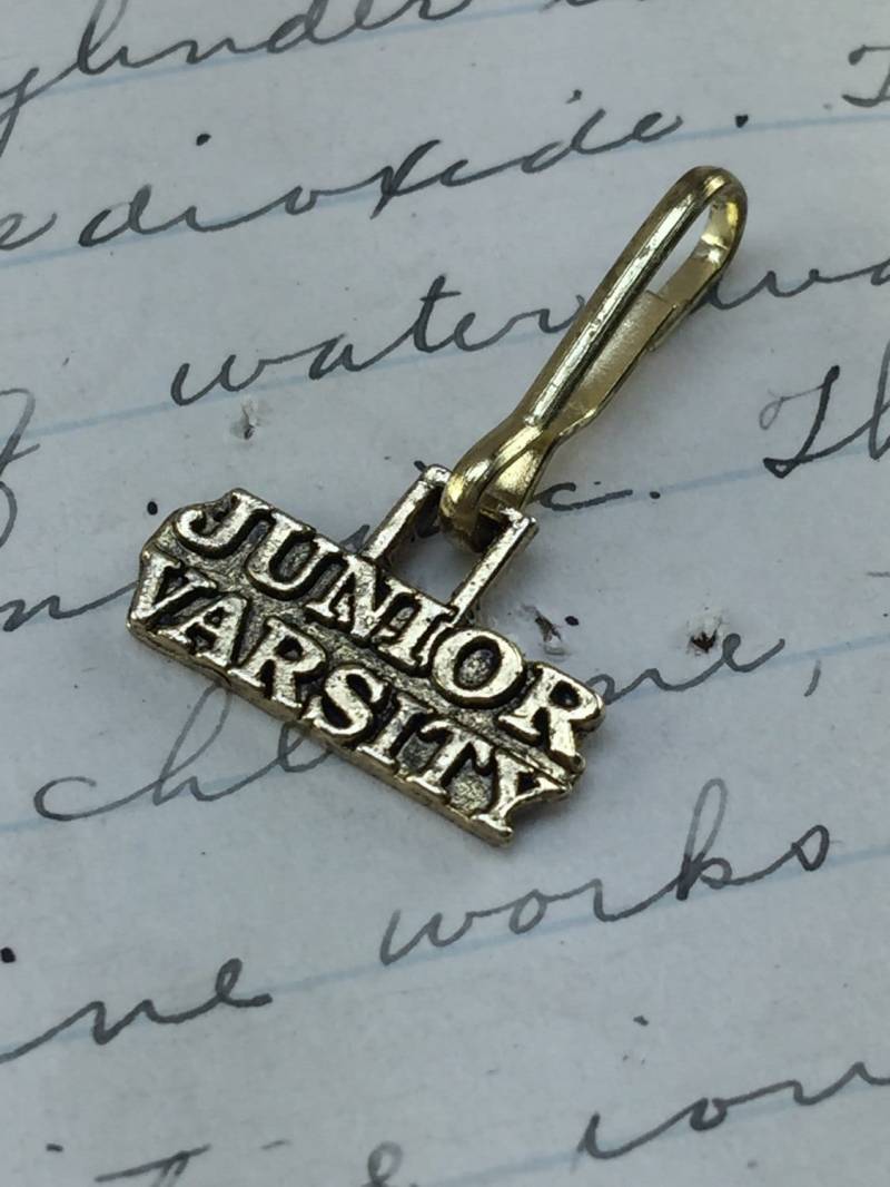 Junior Varsity Charme - Jahrgang Messing Anhänger Charm Armband Kleine Gold Halskette High School Geschenk Schule von aVintageParcel