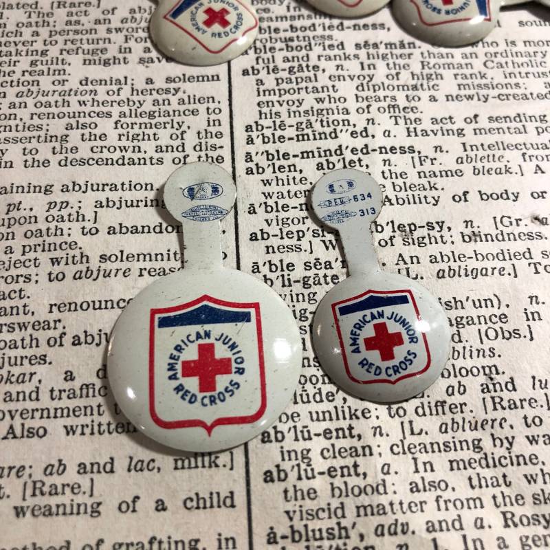 Vintage American Junior Red Cross Tin Fold Back Pin - Anstecknadel Antik Blechspielzeug Knopf Werbung Button Anstecker von aVintageParcel