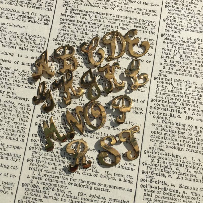 Vintage Messing Initial Charm - Cursive Midcentury Monogramm Alte Lager Schmuck Finden Alten Buchstaben Charme von aVintageParcel