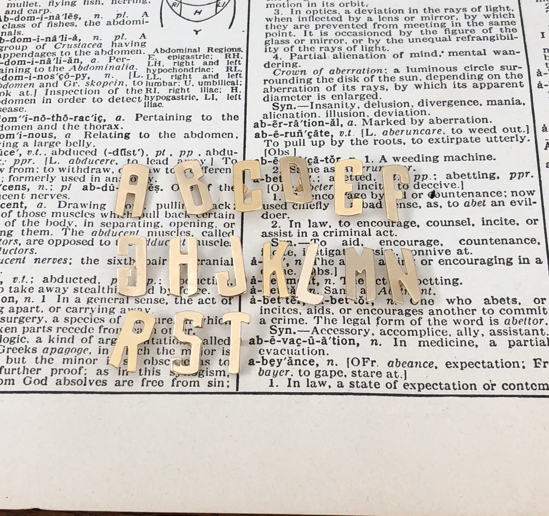 Vintage Vergoldet Buchstaben Stifte - Anstecknadeln Erste Stifte- Wählen Sie Ihren Brief von aVintageParcel