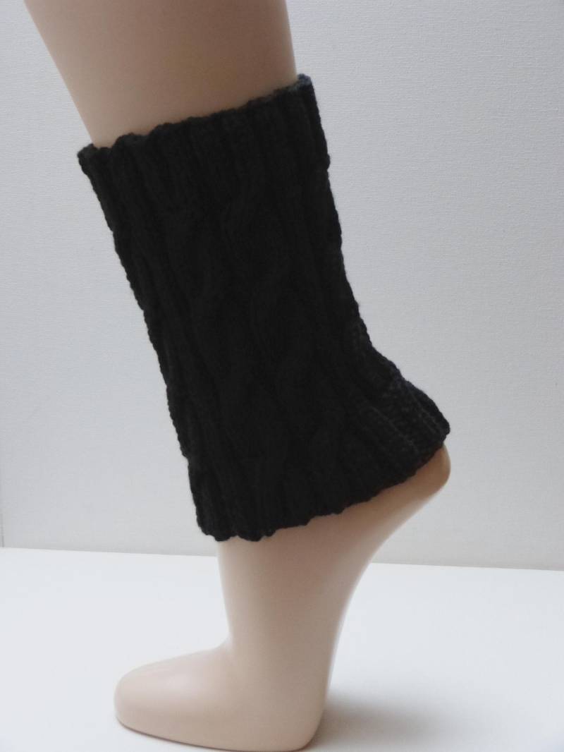 Beinstulpen Schwarz - Extra Kurz Mit Zopfmuster von aXsili