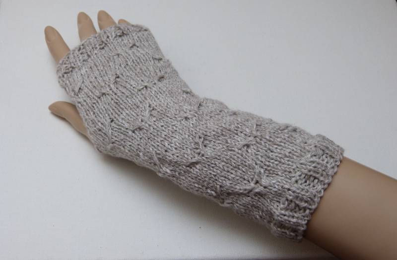 Pulswärmer Mit Zarten Muster - Kieselstein-Farben Gestrickt Pulswärmer Mit Zarten Muster - Kieselstein-Farben Gestrickt von aXsili