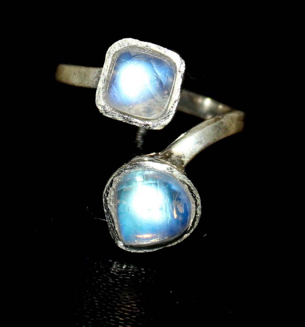 Feinster Auffälliger Qualität Regenbogen Mondstein 925 Sterling Silber Ring, Blauer Herz Kissen Bypass Verlobungsring, Versprechen Ring von aafiyatgems