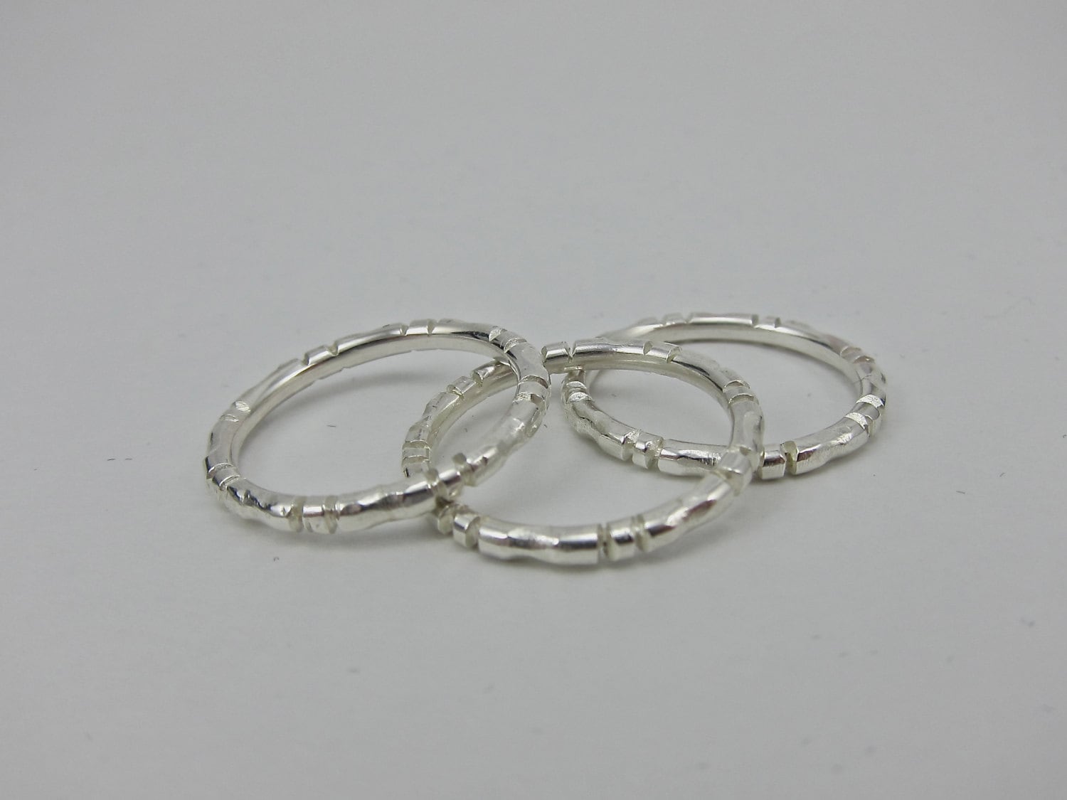 Bambus Geschnitzt Sterling Silber Stapelring Bambus Geschnitzt Sterling Silber Stapelring von aatelierandrea